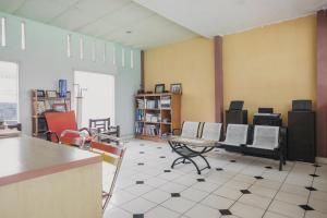 RedDoorz Syariah @ Pasir Putih Jambi的电视和/或娱乐中心
