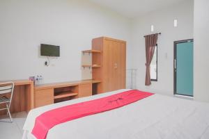 RedDoorz Syariah @ Pasir Putih Jambi客房内的一张或多张床位