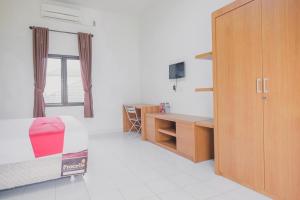 RedDoorz Syariah @ Pasir Putih Jambi的电视和/或娱乐中心