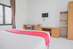 RedDoorz Syariah @ Pasir Putih Jambi的电视和/或娱乐中心