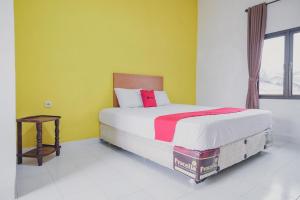 RedDoorz Syariah @ Pasir Putih Jambi客房内的一张或多张床位