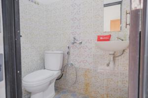 占碑市RedDoorz Syariah @ Pasir Putih Jambi的带马桶和水槽的浴室
