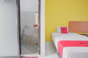 RedDoorz Syariah @ Pasir Putih Jambi客房内的一张或多张床位