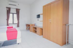 TV a/nebo společenská místnost v ubytování RedDoorz Syariah @ Pasir Putih Jambi