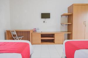 RedDoorz Syariah @ Pasir Putih Jambi客房内的一张或多张床位
