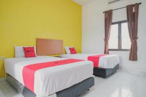 RedDoorz Syariah @ Pasir Putih Jambi客房内的一张或多张床位
