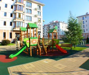 einen Spielplatz mit Rutsche in einem Park in der Unterkunft 220 Apartment on Staroobrydcheskaya in Adler