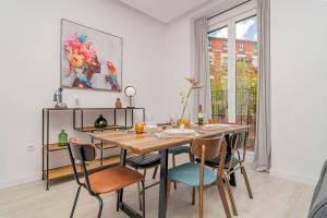 a dining room with a table and chairs at Apartment with Balconies in La Latina by Batuecas in Madrid