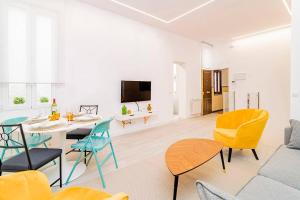 a living room with a table and chairs at Marvelous Duplex 3 Bedrooms in La Latina by Batuecas in Madrid