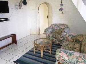 ein Wohnzimmer mit 2 Stühlen und einem Tisch in der Unterkunft BillsBest Weavers Nest in Margate