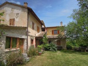 an old house with a yard in front of it at Casa della Casa in San Severino Marche