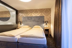1 dormitorio con 2 camas y cabecero en stefan Hotel, en Sölden