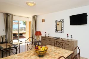 - un salon avec une table et un bol de fruits dans l'établissement Résidence de Tourisme Mare e Macchia, à Tizzano