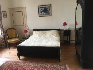 Schlafzimmer mit einem Bett, einem Schreibtisch und einem Stuhl in der Unterkunft Château de Villers-Châtel in Villers-Châtel