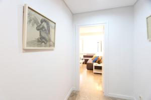 una sala de estar con una pintura en la pared en Urbantec Realty - Plaza de Colón, en Madrid