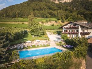 una vista aerea di una villa con piscina e un resort di Lamberthof a Montagna