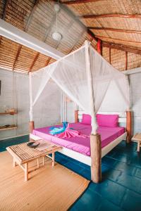 uma cama com uma rede mosquiteira num quarto em Bamboo Jam em Koh Rong Sanloem