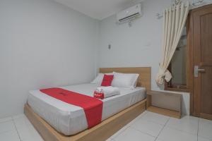 Posteľ alebo postele v izbe v ubytovaní RedDoorz near RSUD Dr. Abdul Aziz