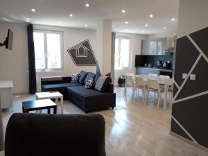 uma sala de estar com um sofá e uma sala de jantar em Maison Saint Matteo em Lourdes