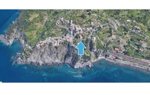 a map with a blue arrow pointing to a island at Ostello Corniglia in Corniglia