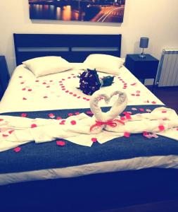 a bed with hearts on it with two pretinyl at Metro Heroismo Residence in Porto