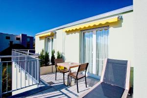 un balcón con mesa y 2 sillas. en Suite Apartments by Livingdowntown, en Zúrich