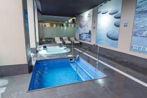Bazén v ubytovaní BENALBEACH PLAYA SUITE alebo v jeho blízkosti