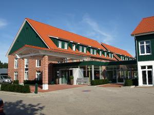 duży ceglany budynek z pomarańczowym dachem w obiekcie Aparthotel Treudelberg w mieście Hamburg