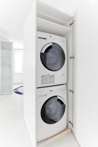 チューリッヒにあるJunior Suite Apartment by Livingdowntownのキッチンに2台の電子レンジが重ね合わさっています。