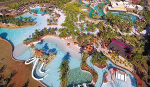 una vista aerea di una piscina in un resort di Olímpia Temporada Cond. Villagio a Olímpia