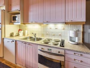 Η κουζίνα ή μικρή κουζίνα στο Holiday Home Kaamosgammi by Interhome +14 φωτογραφίες