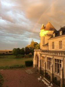 einen Regenbogen vor einem Schloss mit Regenbogen in der Unterkunft Château de Villers-Châtel in Villers-Châtel