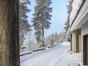 een met sneeuw bedekte straat met bomen op de achtergrond bij Holiday Home Rukaköngäs 25 by Interhome in Ruka