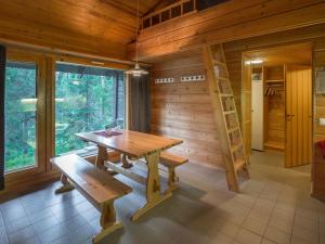 ユッラスヤルヴィにあるHoliday Home Neljä vuodenaikaa b6 by Interhomeのサウナ付きの部屋(木製テーブル、ベンチ付)
