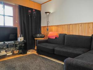 ein Wohnzimmer mit Sofa und Fernseher in der Unterkunft Holiday Home Saariselän väärtin kammi 1 by Interhome in Saariselkä + 10 Fotos