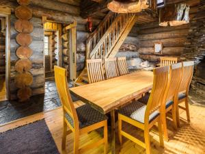 uma sala de jantar com uma mesa de madeira e cadeiras em Holiday Home Kaamosgammi by Interhome em Ylläs