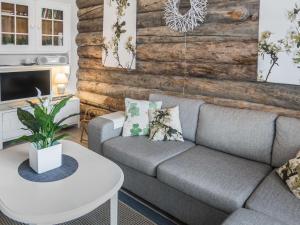 ein Wohnzimmer mit einem Sofa und einem Tisch in der Unterkunft Holiday Home Revonaapa b13 by Interhome in Ruka