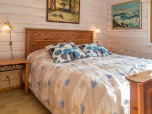 ターコブオリにあるHoliday Home Villa aurora by Interhomeのベッドルーム1室(大型ベッド1台、木製ヘッドボード付)