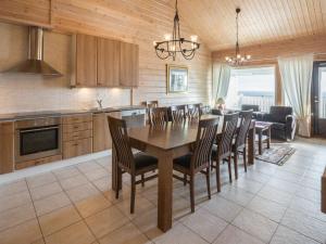 Η κουζίνα ή μικρή κουζίνα στο Holiday Home Ylläksen rinnemäki b by Interhome