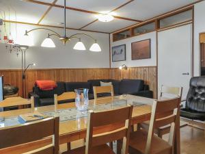 - une salle à manger et un salon avec une table et des chaises dans l'établissement Holiday Home Saariselän väärtin kammi 1 by Interhome, à Saariselka