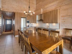 cocina grande con mesa de madera y sillas en Holiday Home Ylläksen rinnemäki b by Interhome, en Ylläs