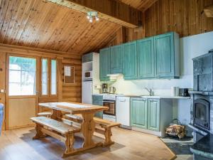 ルカにあるHoliday Home Kieppi a by Interhomeの木製の天井、緑のキャビネット付きのキッチン