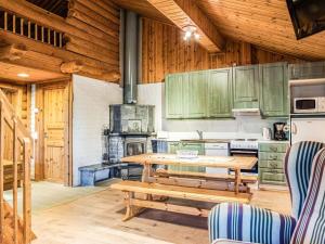 ルカにあるHoliday Home Kieppi b by Interhomeのキッチン(緑のキャビネット、木製テーブル付)