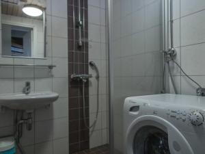 y baño con lavadora y lavamanos. en Holiday Home Loma tiki by Interhome, en Tahkovuori