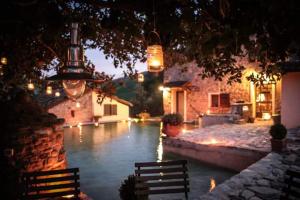 San ClementeにあるIl Podere Calvanellaの川の横に座るベンチ数台