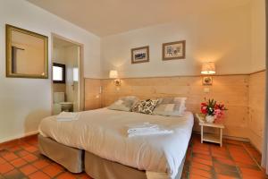 a bedroom with a large bed in a room at Les Rizières in Saintes-Maries-de-la-Mer