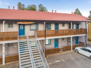 een gebouw met blauwe deuren en een auto voor de deur bij Holiday Home Hil-lak-ka 4 by Interhome in Äkäslompolo