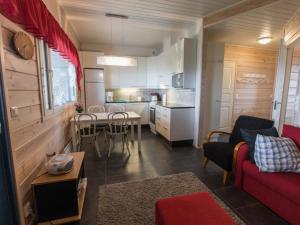 een woonkamer met een rode bank en een tafel bij Holiday Home Hil-lak-ka 4 by Interhome in Äkäslompolo