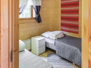 um pequeno quarto com uma cama e uma janela em Holiday Home Luisku by Interhome em Punkalaidun