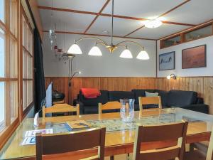 een eetkamer met een tafel en een bank bij Holiday Home Saariselän väärtin kammi 1 by Interhome in Saariselkä